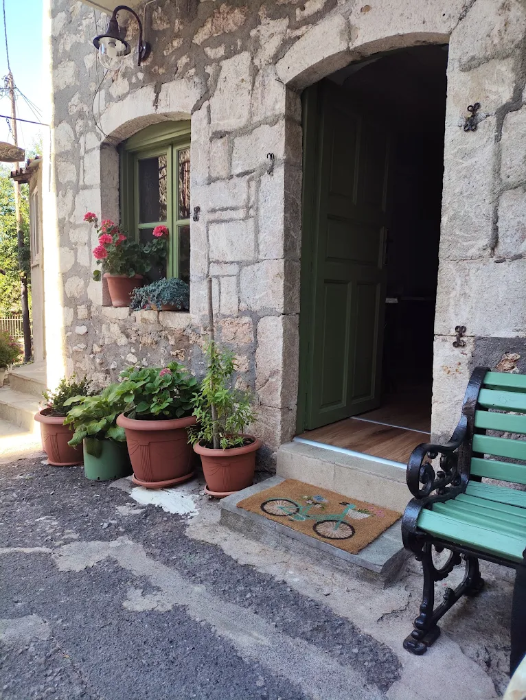 Το πέτρινο κτίριο της Νούσενας στην πλατεία